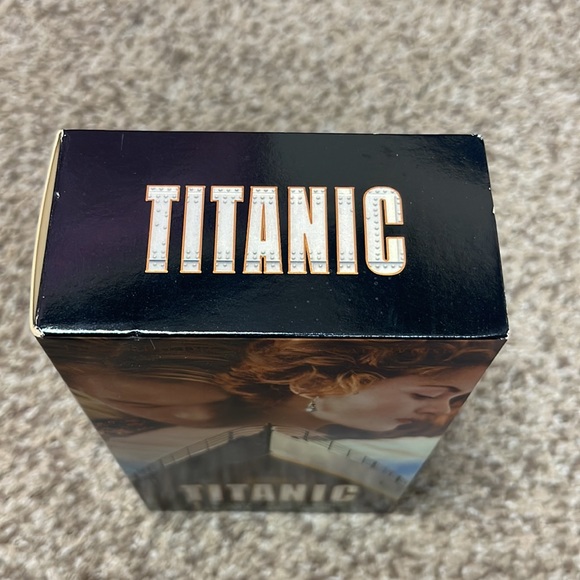 Titanic on vhs vol 1 & 2 - Picture 5 of 10